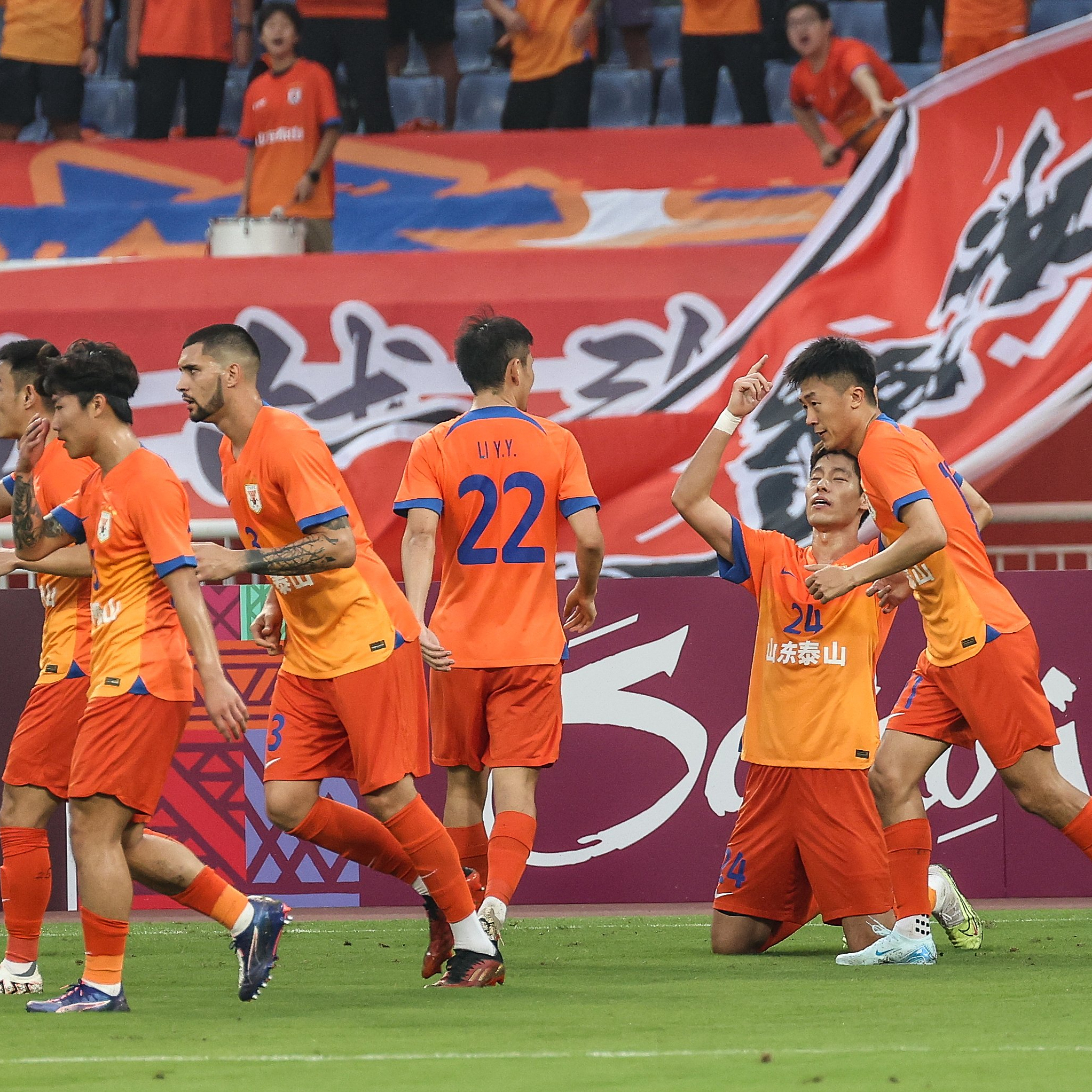 开云-今夜欧冠焦点战，山东泰山再遭质疑，悬念犹存，身体对抗强度拉满