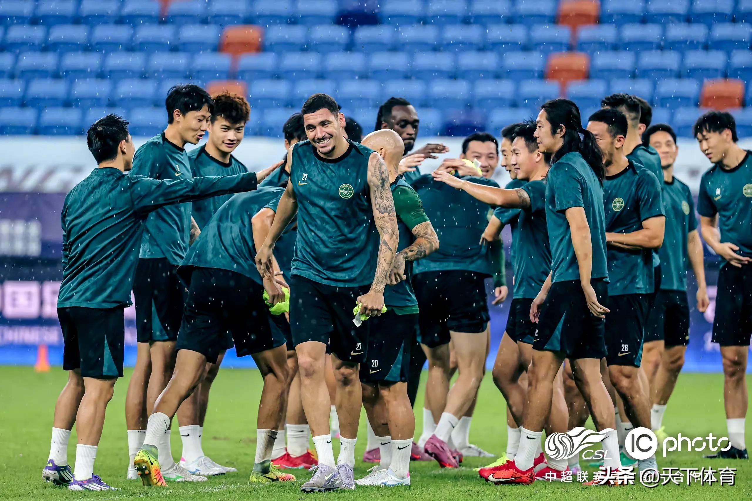 包含国际比赛日突围战来临，深圳男篮围绕西甲再遭质疑，球迷炸锅，临场指挥获称赞的词条